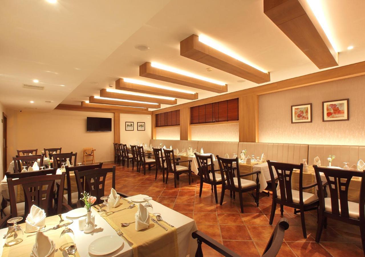 Hotel Crystal Plaza Kochi Bagian luar foto