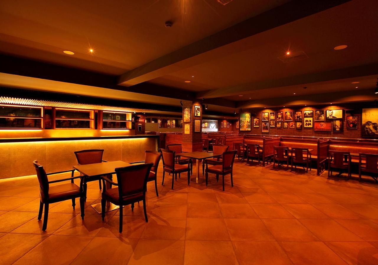 Hotel Crystal Plaza Kochi Bagian luar foto