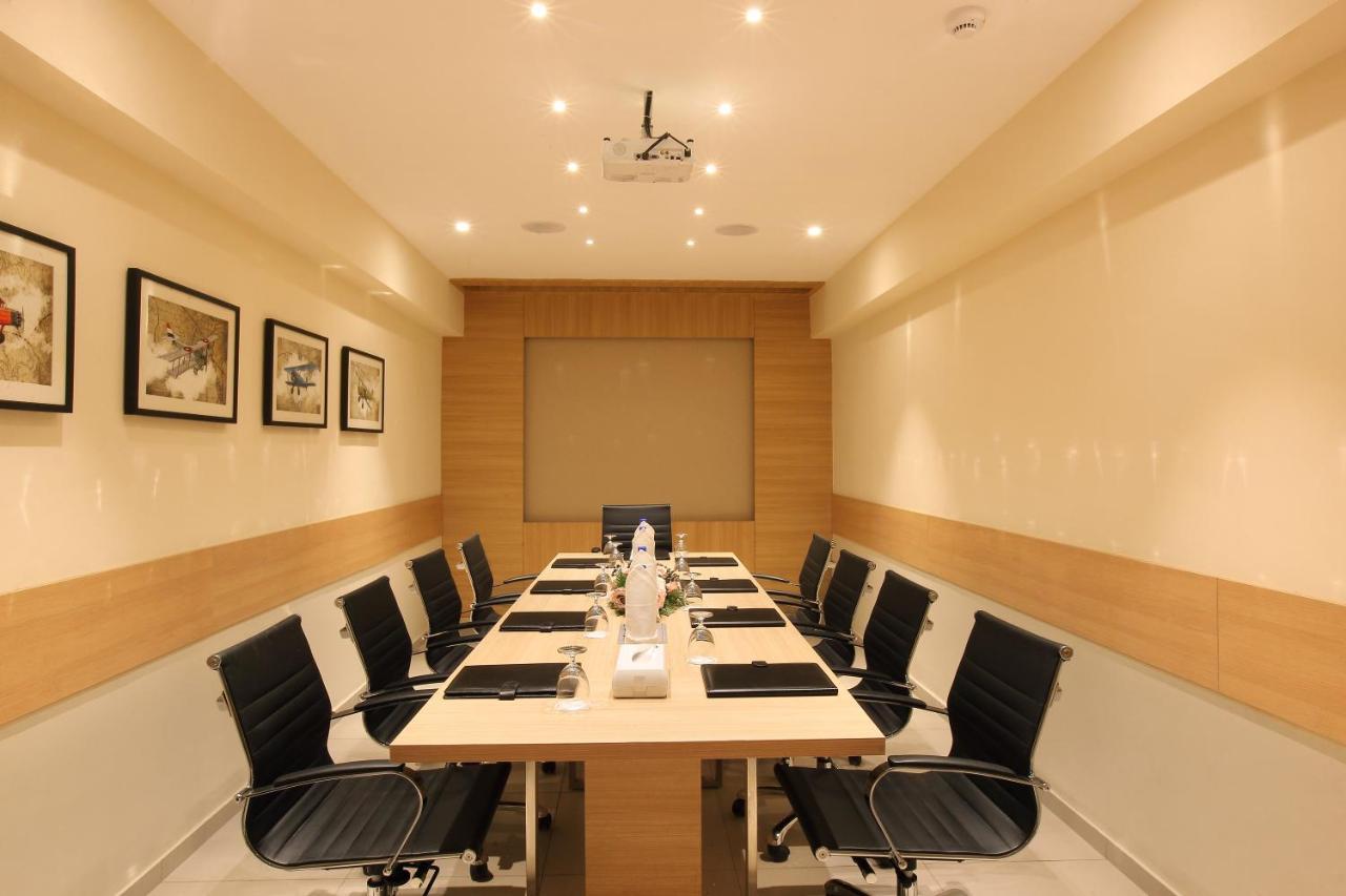 Hotel Crystal Plaza Kochi Bagian luar foto