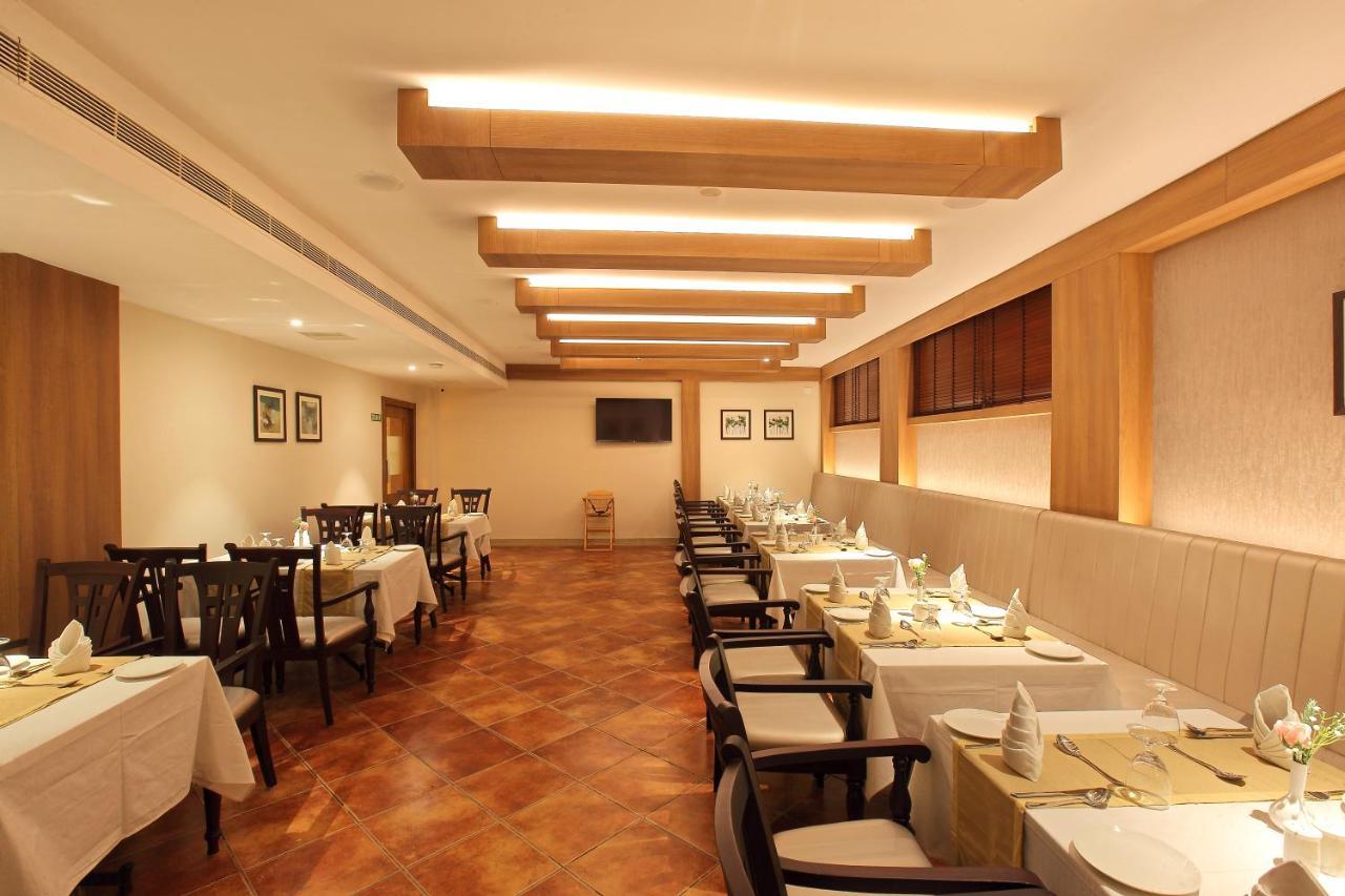 Hotel Crystal Plaza Kochi Bagian luar foto